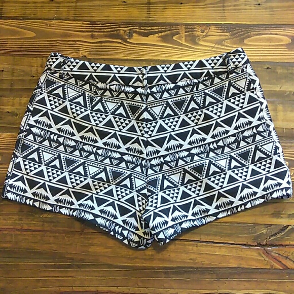 Black and white aztec tribal shorts forever21 size medium - Picture 3 of 9